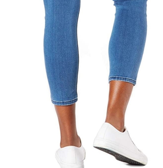 Levi's Perfectly Slimming Pull-On Crop Jeans Womens 12 Blue Mid Rise - Picture 5 of 5